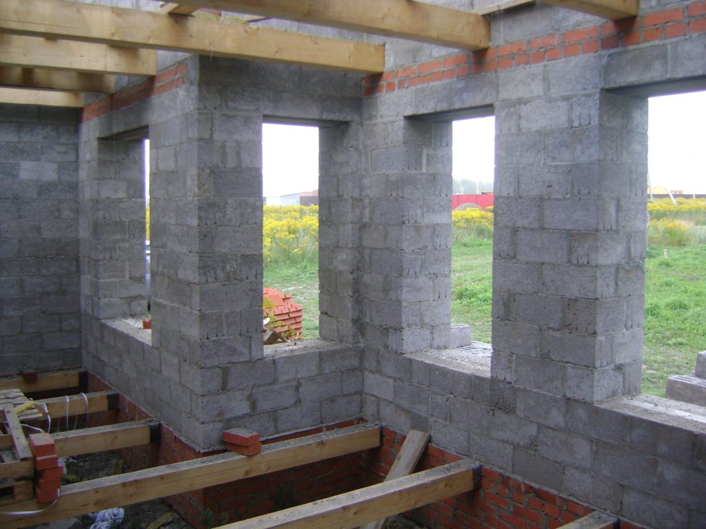 Как строить монолитный дом из керамзитобетона?