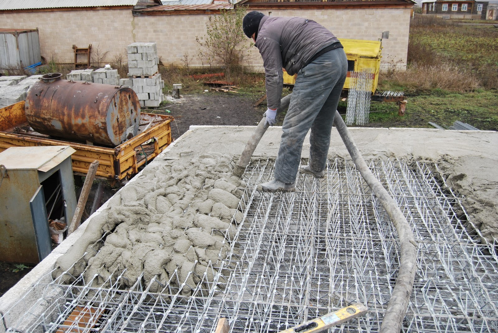 Делает бетонные плиты