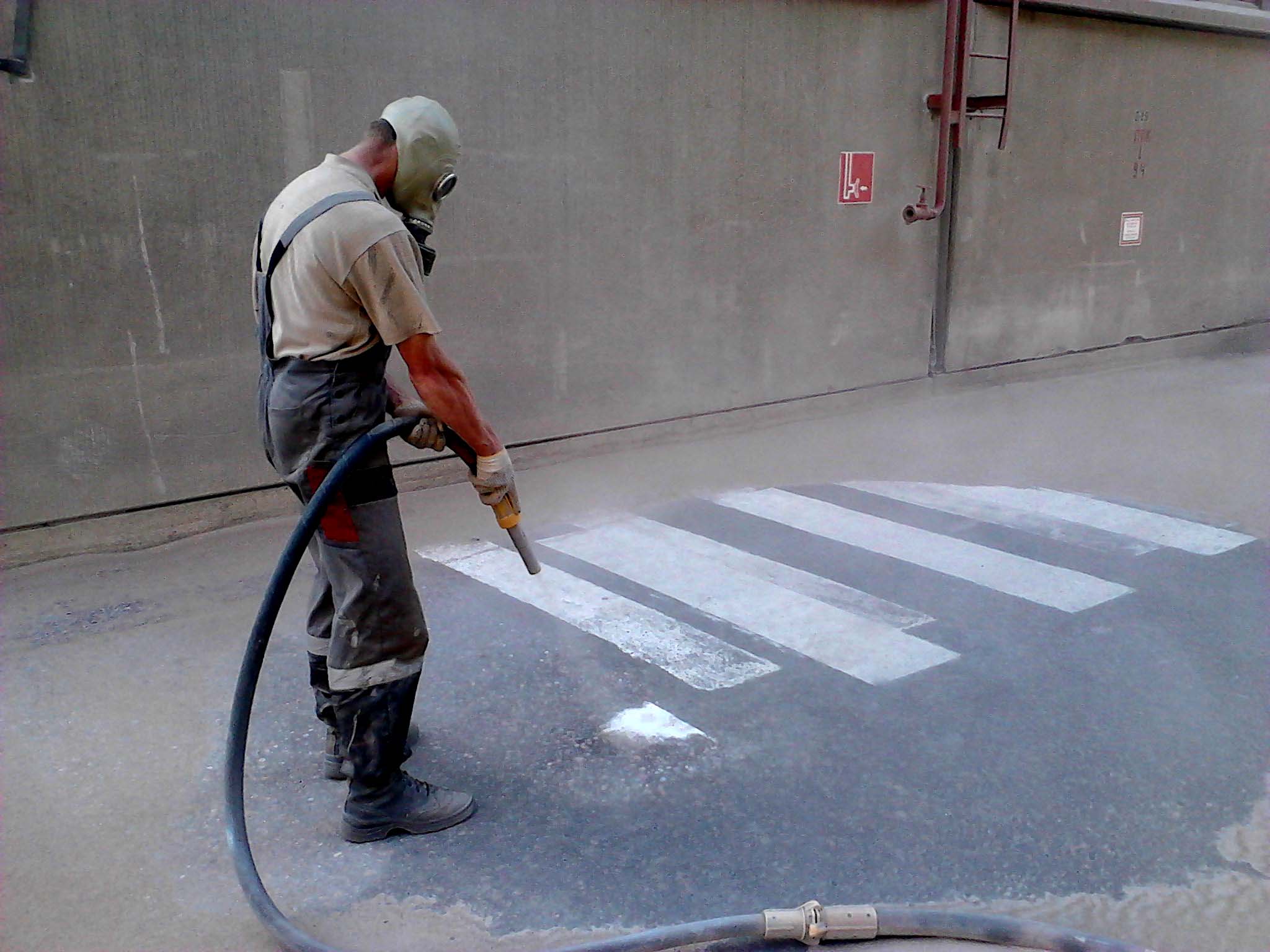 Как удалить масло с бетона: эффективное шлифование и пескоструйная обработка